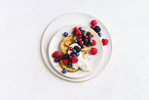 Protein pancakes with berries and yoghurt