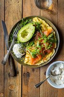 Omelette with smoked salmon, avocado and ricotta