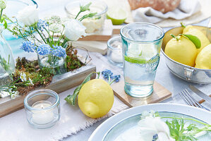 Frühlingshafte Tischdeko mit Blumen und Zitronen