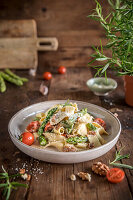 Pasta mit Spargel, Tomaten und Walnüssen