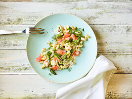 Nudelsalat mit Spargel und Lachs