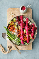 Rote-Bete-Buchweizen-Bowl mit grünen Bohnen und Rosenkohl