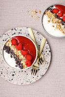 Schoko-Cheesecake-Bowl mit Himbeeren und Granola