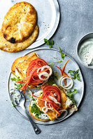 Vegetarischer Feta-Burger mit Rucola und Tomaten