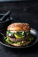 Rindfleischburger mit Kiwi und Salat