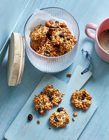 Vital cookies with oat flakes and raisins