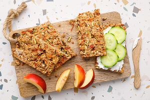 Knäckebrot mit Gemüse und Gurkenscheiben