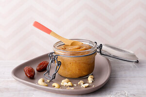 Cashew-Vanille-Aufstrich mit Datteln