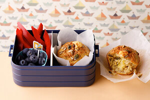 Apfelmuffins, Blaubeeren und Paprikasticks
