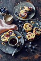 Ofenpfannkuchen mit Heidelbeeren zum Kaffee