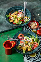 Südafrikanischer Bananensalat mit Spinat und Tomaten