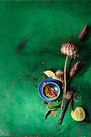 Gewürze, Zitronen und getrocknete Blüten