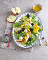 Leaf salad with vegetables, fruit and mozzarella