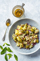 Kartoffelsalat mit roten Zwiebeln und Kapernäpfeln