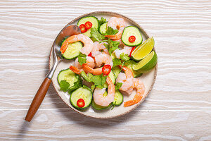 Garnelensalat mit Gurken, Limetten und Koriander