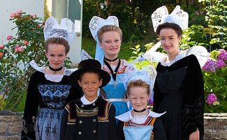 Frankreich, Finistere, Festzug des Ginsterblütenfestes 2015 in Pont Aven, Kopfbedeckungen und Kostüme von Pont Aven