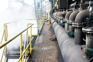 Riesiges, schweres Stahlwerk und Industriegelände, das verschiedene Stahlsorten in einer CO2-emittierenden und -ausstoßenden Fabrik herstellt. IJmuiden, Niederlande.