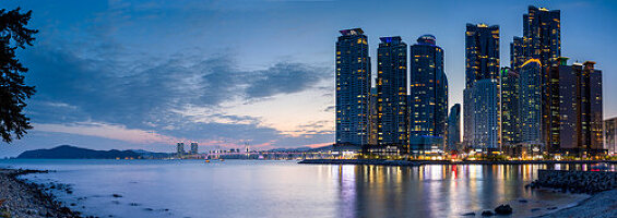 Wolkenkratzer von Marine City und Gwangan-Brücke in der Abenddämmerung, Busan, Südkorea, Asien