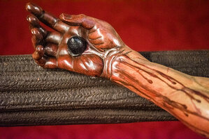 Detaillierte Nahaufnahme der Skulptur Cristo de la Vera Cruz von Francisco Buiza in Pilas, Sevilla, Andalusien, Spanien. Zeigt den Arm und die Hand mit naturgetreuen Details.