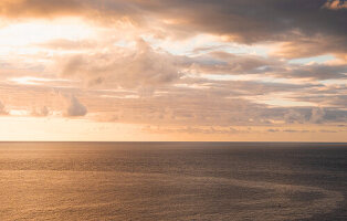 Wolken über dem Meer bei Sonnenuntergang