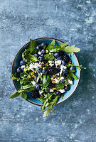 Rucolasalat mit Beeren, Pistazien und Ziegenkäse