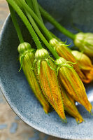 Zucchiniblüten in Keramikschale