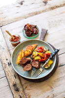 Rinderrouladen mit Tomatenpesto, Ofengemüse und Polenta