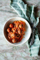 Nudeln mit Fleischbällchen in Tomatensauce