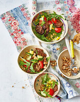 Kunterbunter Brotsalat mit Rucola und Walnüssen