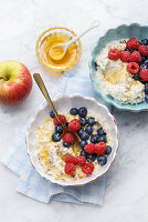 Bircher Müsli mit frischen Beeren und Honig