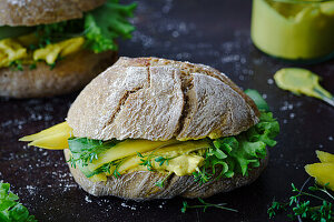 Roggenbrötchen mit Mango-Curry-Aufstrich, Salat und Gurke