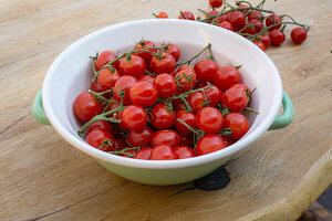 Mini-Strauchtomaten geerntet in Emailleschüssel