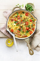 Pasta-Pfannenauflauf 'upside down' mit gekochtem Schinken und Feta