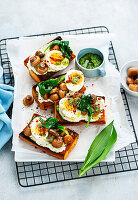 Baguette-Toast mit Pilzen, Ei und Bärlauchcreme