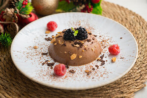 Schokoladen-Panna Cotta mit Mandeln und Beeren