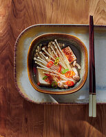 Tofu-Ragout mit Enoki-Pilzen und Shiitake