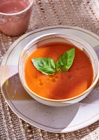 Gazpacho mit Olivenöl und frischem Basilikum