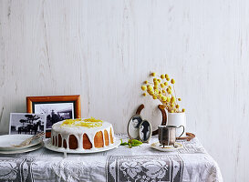 Kuchen mit Zuckerguss und Zitronenzesten