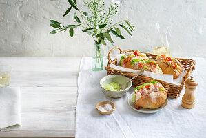 Gefüllte Brötchen mit Garnelen, Salat und Kirschtomaten