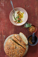 Bohnen-Hummus mit Dukkah zu Fladenbrot