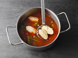 Grießklößchen in Gemüsesuppe einlegen