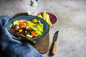 Frischer hausgemachter Salat mit gegrilltem Hähnchen und Gemüse