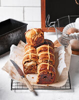 Hot Cross Buns mit Dulce de Leche und Birne