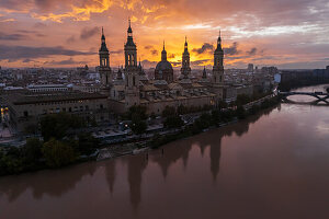 Luftaufnahme der Basilika El Pilar und des Flusses Ebro bei Sonnenuntergang,Zaragoza,Spanien