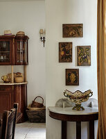 Konsolentisch und Wandkunst in elegantem Esszimmer