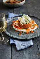 Lachstatar mit Schmand, mariniertem Kohlrabi und Forellenkaviar