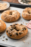 Bagels mit verschiedenen Saaten