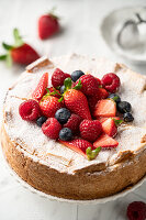 Cottage Cheese-Kuchen mit frischen Sommerbeeren