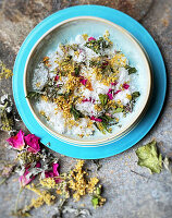 Blütensalz mit getrockneten Kräutern (Reinigungssalz)