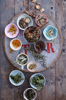 Verschiedene getrocknete Wildkräuter für Teemischungen